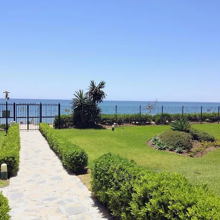 Апартаменти Beach Front Holiday